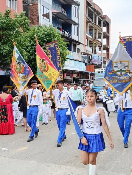 Desfile en homenaje al bicentenario de nuestra querida Bolivia